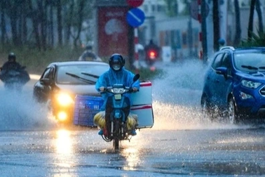 Miền Bắc tăng nhiệt, mưa dông về đêm