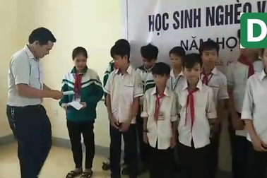 VIDEO: Công ty Grobest VN đồng hành Báo Dân trí trao 80 suất học bổng  đến học trò nghèo vùng biển Hà Tĩnh