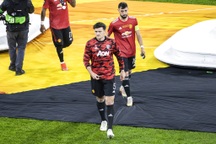 Bruno Fernandes không trả băng đội trưởng khi Maguire vào sân