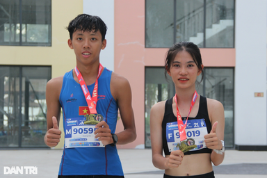 Đôi bạn cùng lớp về nhất cự ly 21km giải chạy Unique Nha Trang H-Marathon