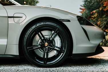 Tại sao xe điện không dùng chung lốp với ô tô truyền thống?