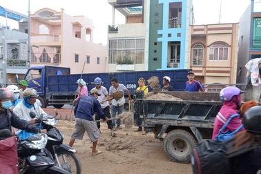 Xe ben “rải thảm bùn” trên mặt cầu, giao thông kẹt cứng