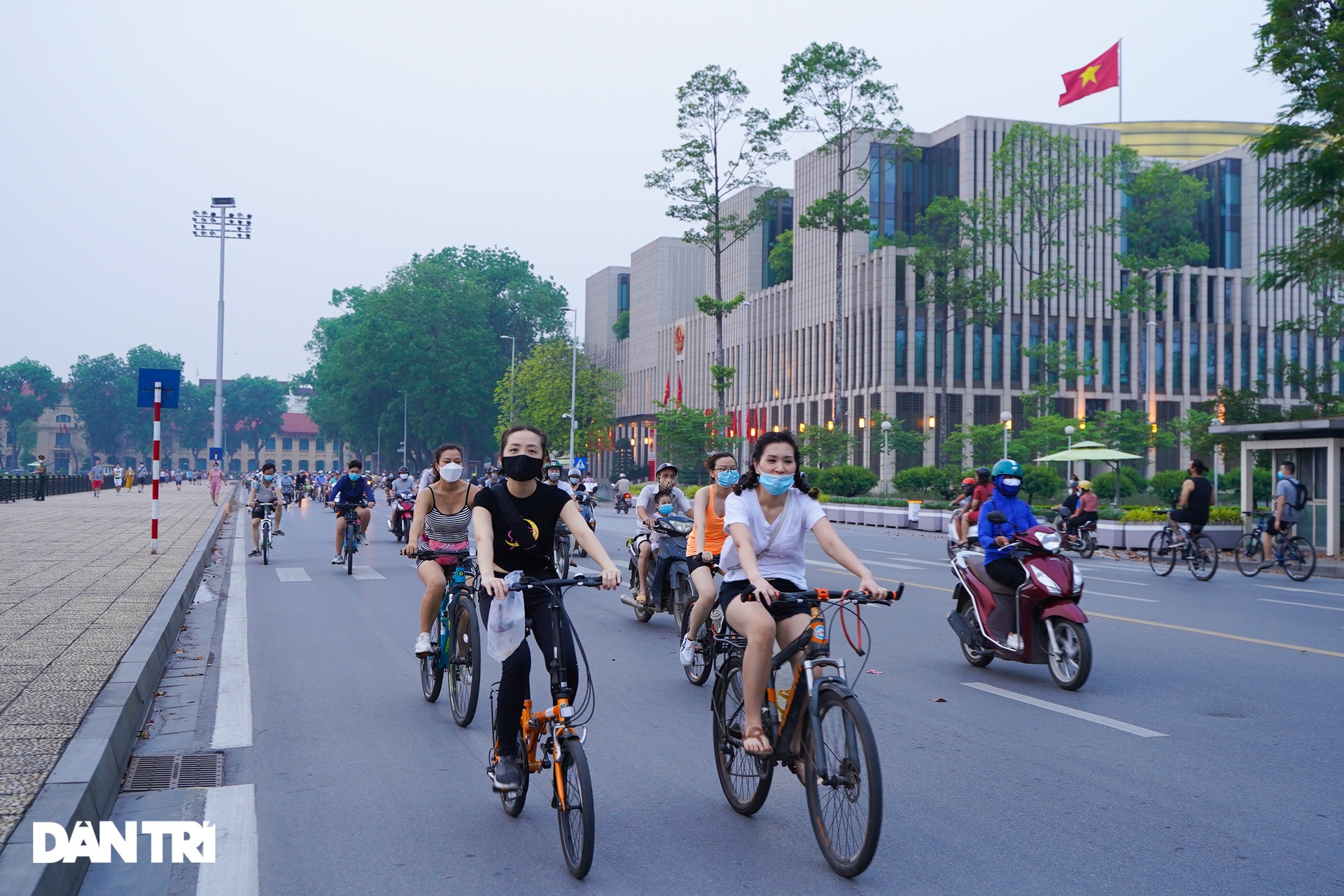 Người dân ngỡ ngàng khi Hà Nội vừa nới lỏng thể dục ngoài trời xong lại cấm - 1 Người dân ngỡ ngàng khi Hà Nội vừa nới lỏng thể dục ngoài trời xong lại cấm - 1