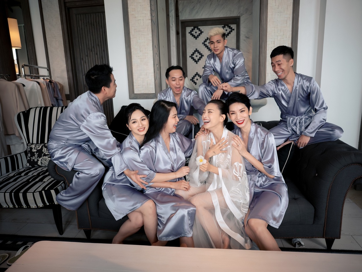 Đám cưới Ngô Thanh Vân: Nam Trung gây chú ý khi mặc váy làm phù dâu - 3 Đám cưới Ngô Thanh Vân: Nam Trung gây chú ý khi mặc váy làm phù dâu - 3