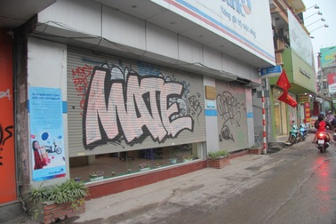 Hà Nội: Hàng chục ngôi nhà mặt phố bị bôi bẩn