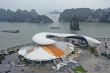 "Cung cá heo" Hạ Long tan hoang sau bão Yagi