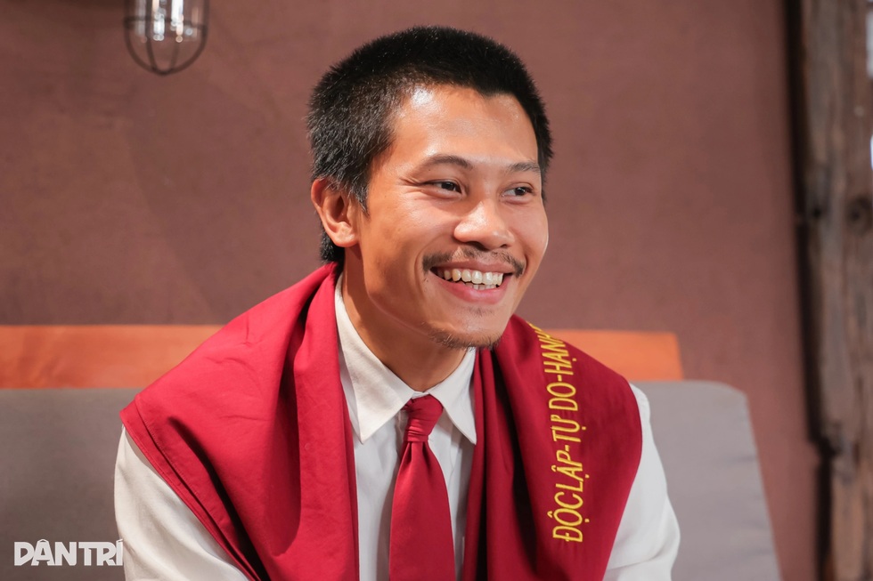 Anh Tạ “Mưa đỏ” từng muốn đổi nghề diễn sang kinh doanh vì kinh tế khó khăn - 4 Anh Tạ “Mưa đỏ” từng muốn đổi nghề diễn sang kinh doanh vì kinh tế khó khăn - 4