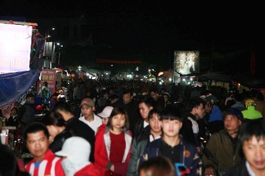 Ùn tắc cục bộ trước giờ “mở” chợ Viềng