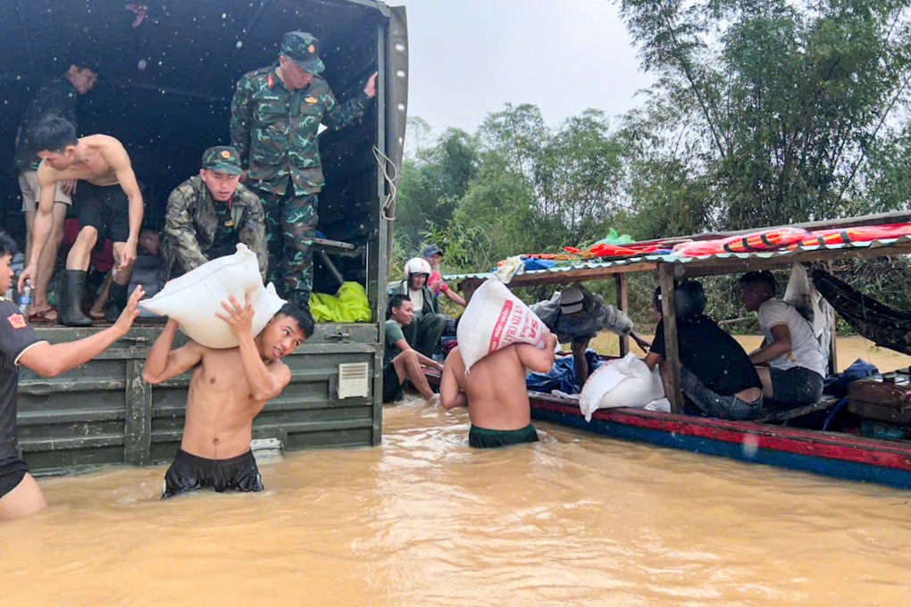 Bộ đội “cõng” hàng tấn gạo lội nước tiếp tế cho vùng vùng lụt ở Đà Nẵng - 1 Bộ đội “cõng” hàng tấn gạo lội nước tiếp tế cho vùng vùng lụt ở Đà Nẵng - 1