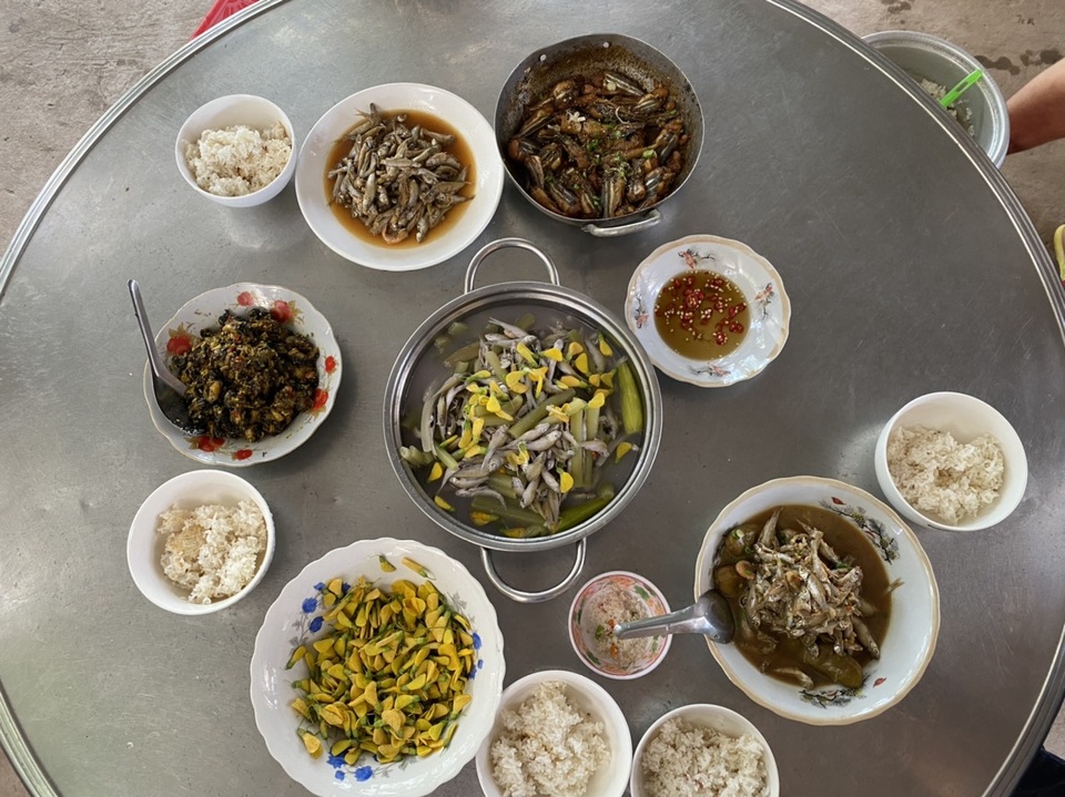 Thương lái thu bạc triệu mỗi ngày nhờ bán con cá bé bằng đầu đũa - 3 Thương lái thu bạc triệu mỗi ngày nhờ bán con cá bé bằng đầu đũa - 3