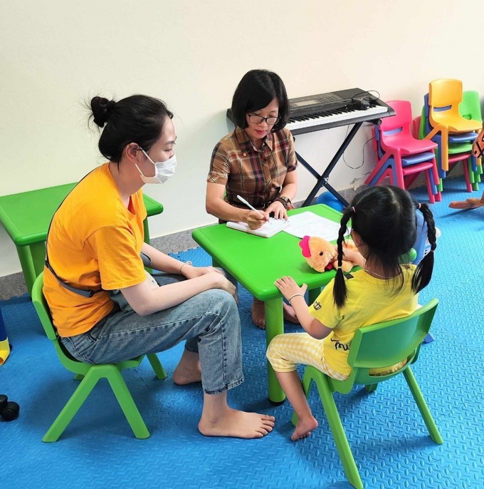 Tư vấn cho gia đình trẻ tự kỷ, rối nhiễu tâm trí tại Trung tâm Công tác xã hội tỉnh Quảng Ninh.