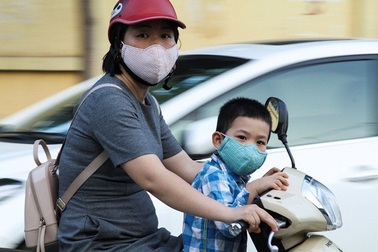 Hà Nội: Nhiều phụ huynh không đội mũ bảo hiểm cho con khi đưa trẻ tới trường