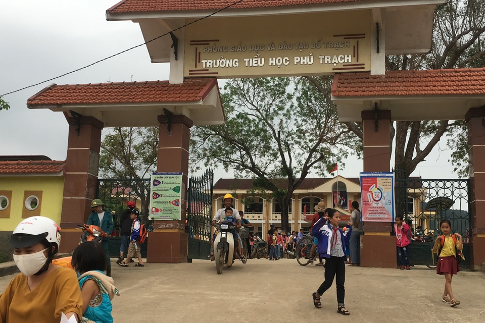 Vụ HS ngộ độc keo bong bóng: Lời cảnh tỉnh cho nhà trường và phụ huynh - 4 Vụ HS ngộ độc keo bong bóng: Lời cảnh tỉnh cho nhà trường và phụ huynh - 4