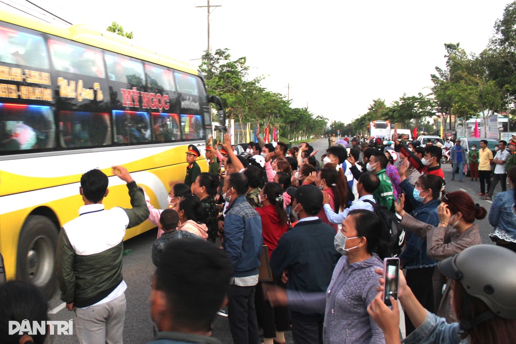 Hai thanh niên bỏ công việc, chức vụ, tình nguyện lên đường nhập ngũ - 7 Hai thanh niên bỏ công việc, chức vụ, tình nguyện lên đường nhập ngũ - 7