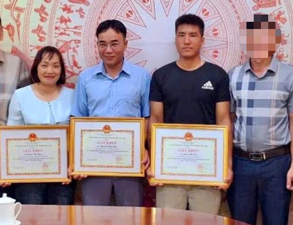 Khen thưởng 3 cá nhân cứu nữ sinh lớp 9 bị đuối nước dưới sông Lô - 1 Khen thưởng 3 cá nhân cứu nữ sinh lớp 9 bị đuối nước dưới sông Lô - 1