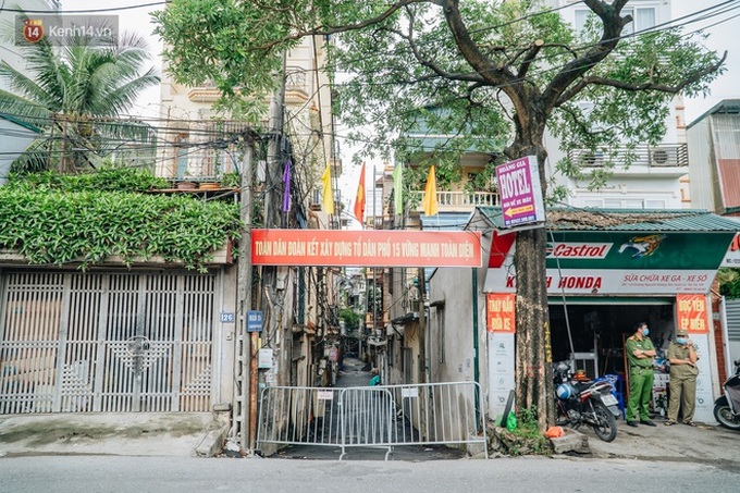 Ảnh: Cận cảnh phong tỏa con ngõ nơi nữ kế toán ở Hà Nội sinh sống, nghiêm ngặt việc nhận hàng từ bên ngoài - Ảnh 1. Ảnh: Cận cảnh phong tỏa con ngõ nơi nữ kế toán ở Hà Nội sinh sống, nghiêm ngặt việc nhận hàng từ bên ngoài - Ảnh 1.