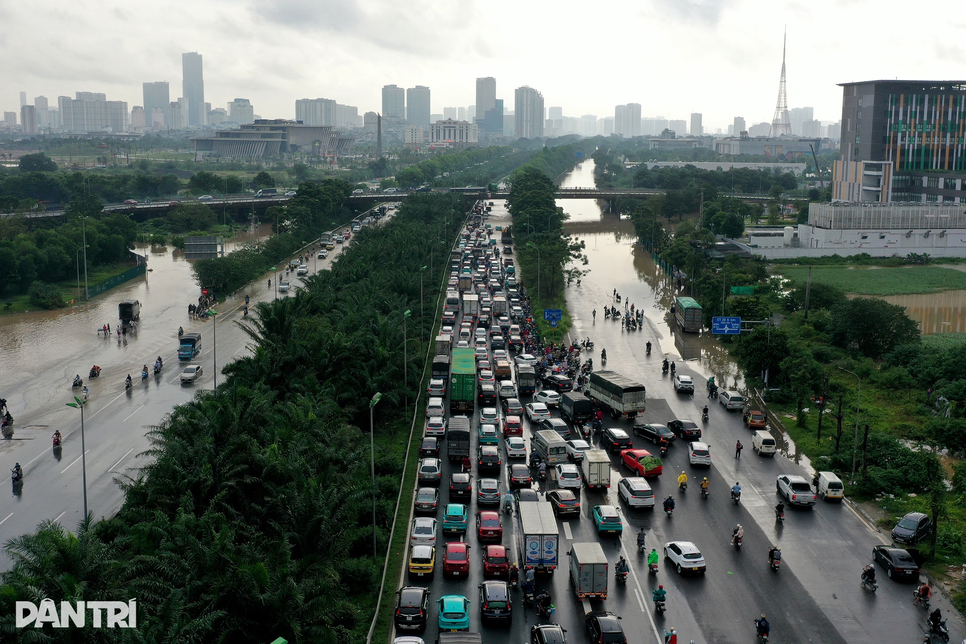 Đại lộ Thăng Long vẫn ngập sâu, ùn tắc kéo dài gần 10km trên cao tốc - 14 Đại lộ Thăng Long vẫn ngập sâu, ùn tắc kéo dài gần 10km trên cao tốc - 14