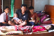 Mẹ ung thư giai đoạn cuối từ chối điều trị, nhường sự sống cho con