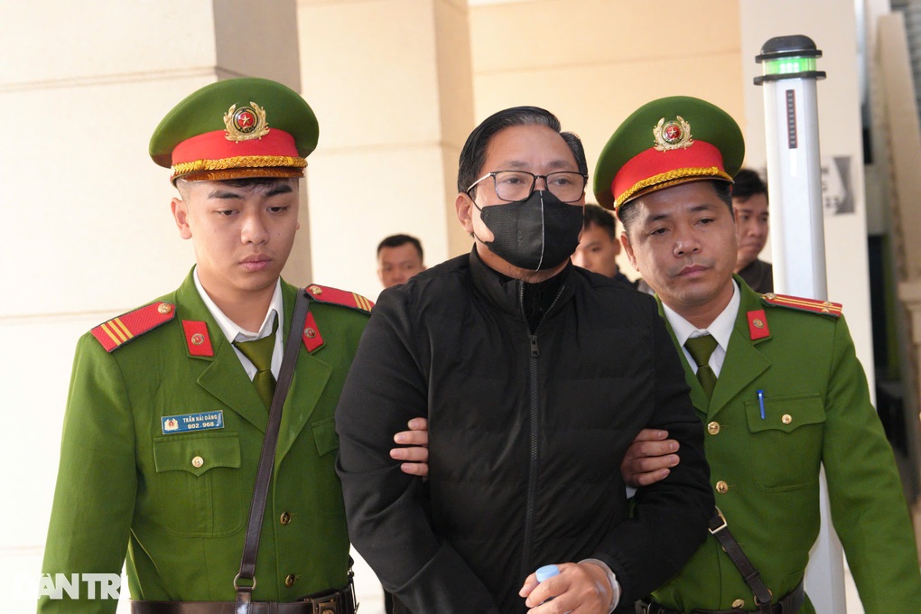 Cựu Bộ trưởng Mai Tiến Dũng, đại gia Nguyễn Cao Trí được dẫn giải tới tòa - 2 Cựu Bộ trưởng Mai Tiến Dũng, đại gia Nguyễn Cao Trí được dẫn giải tới tòa - 2