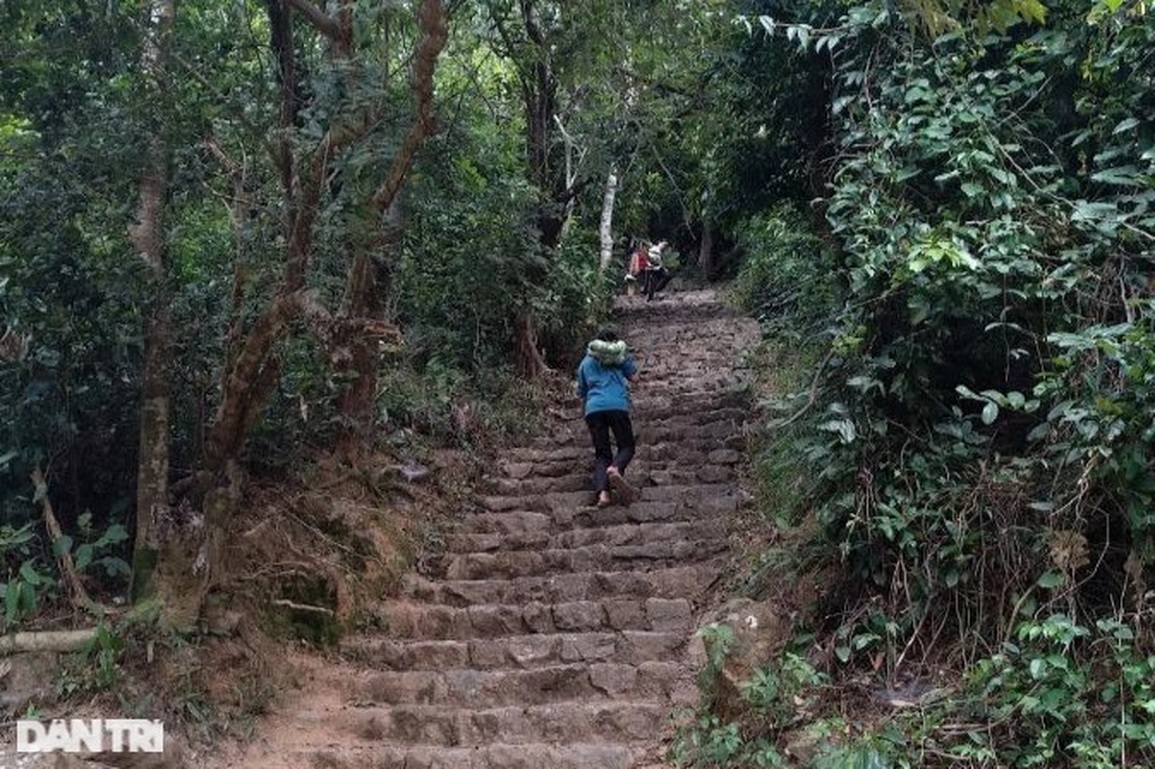 Cụ ông 90 tuổi leo hàng nghìn bậc đá mỗi ngày gom rác ở khu di tích - 1 Cụ ông 90 tuổi leo hàng nghìn bậc đá mỗi ngày gom rác ở khu di tích - 1