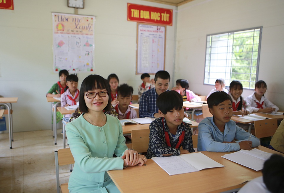 Hàng trăm em học sinh cùng thầy cô giáo vùng cao vui mừng đón nhận 4 phòng học Dân trí - 5 Hàng trăm em học sinh cùng thầy cô giáo vùng cao vui mừng đón nhận 4 phòng học Dân trí - 5