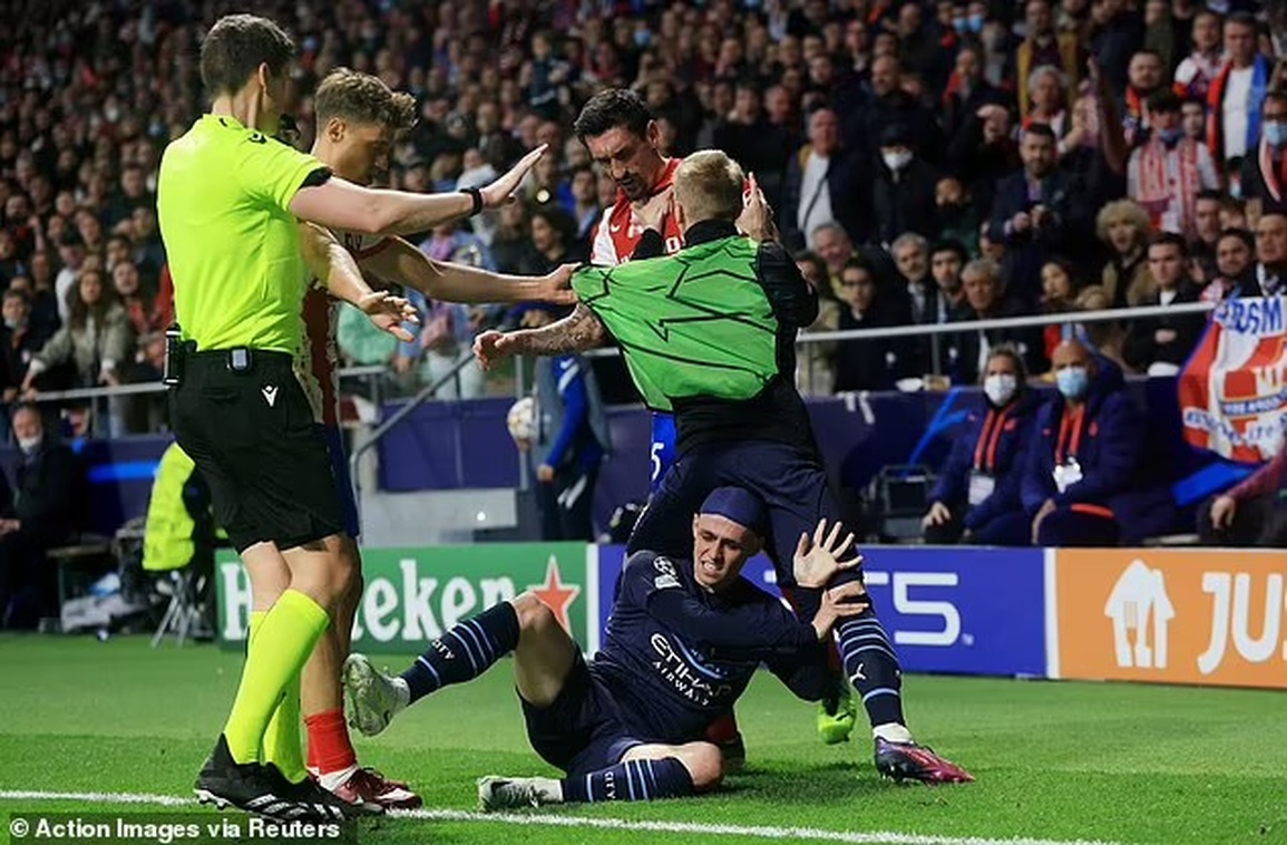 HLV Pep Guardiola bị ném mưa chai, cầu thủ Man City loạn đả với Atletico - 2 HLV Pep Guardiola bị ném mưa chai, cầu thủ Man City loạn đả với Atletico - 2