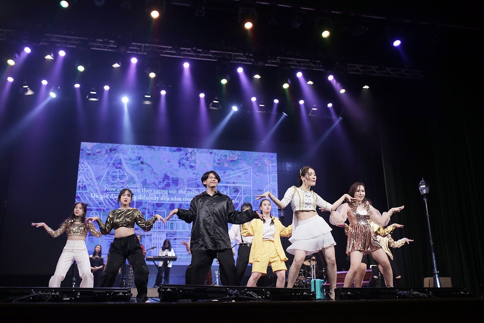 Văn Mai Hương thổi bùng đêm nhạc kỉ niệm của học sinh Chuyên Sư phạm - 11 Văn Mai Hương thổi bùng đêm nhạc kỉ niệm của học sinh Chuyên Sư phạm - 11