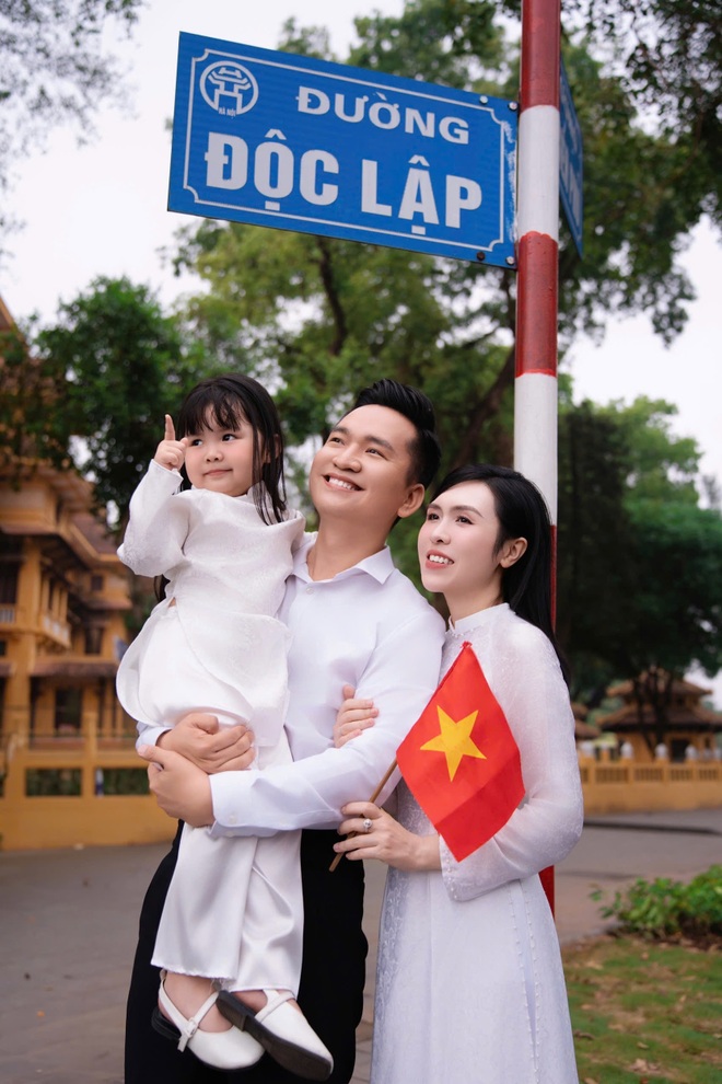 MC Hạnh Phúc và gia đình chụp ảnh kỷ niệm tại Quảng trường Ba Đình - 2 MC Hạnh Phúc và gia đình chụp ảnh kỷ niệm tại Quảng trường Ba Đình - 2