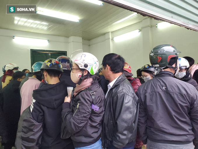 Hà Nội: Khẩu trang bán theo giờ, dân xếp hàng ra tận phố để mua 5 chiếc/người như thời bao cấp - Ảnh 7.
