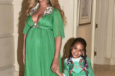 Beyonce Knowles cho con gái cưng diện váy gần 600 triệu đồng đi dự tiệc