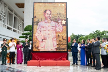 Tranh sơn mài cao 2,4m vẽ Bác Hồ được trưng bày ở Bảo tàng Hồ Chí Minh