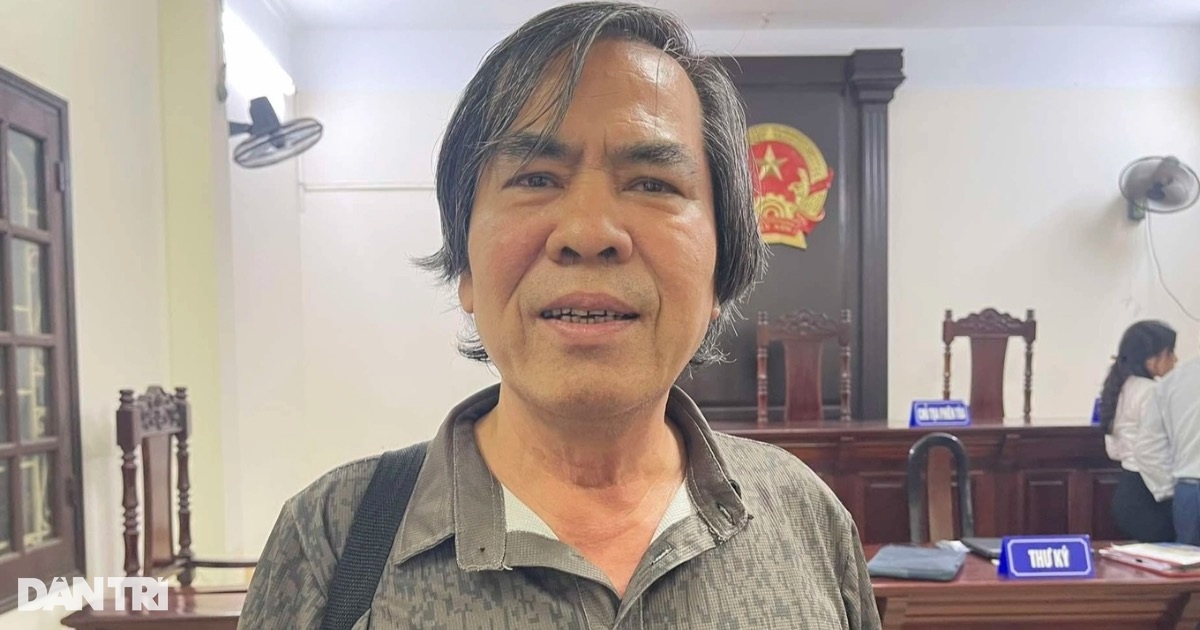 Mở lại phiên tòa đòi bồi thường 44 tỷ đồng vì bị giữ bằng cử nhân 30 năm