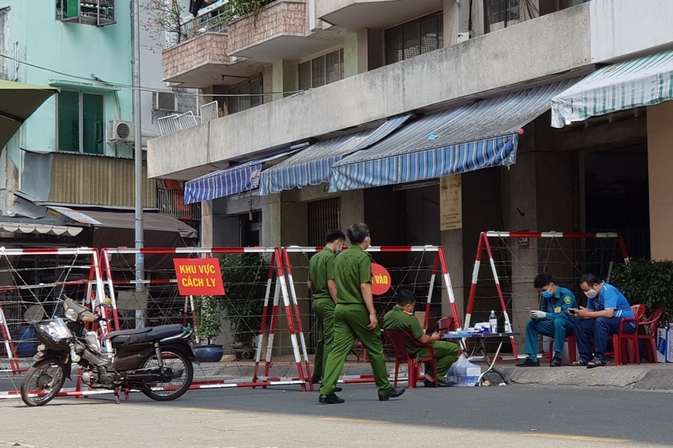 Phong tỏa một khu chung cư có người nghi mắc Covid-19 - 4 Phong tỏa một khu chung cư có người nghi mắc Covid-19 - 4