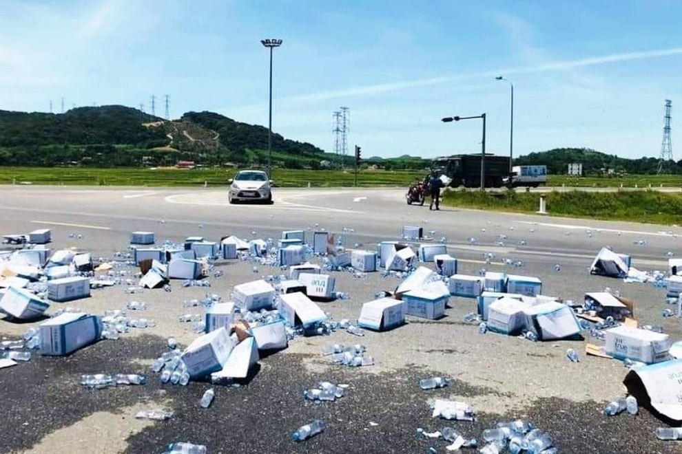 Trưa nắng 40 độ C, CSGT giúp thu gom cả trăm thùng nước rơi vãi khắp đường - 1 Trưa nắng 40 độ C, CSGT giúp thu gom cả trăm thùng nước rơi vãi khắp đường - 1