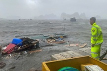 TP Hạ Long: Nhiều tàu thuyền bị đắm, đường phố tan hoang khi bão quét qua