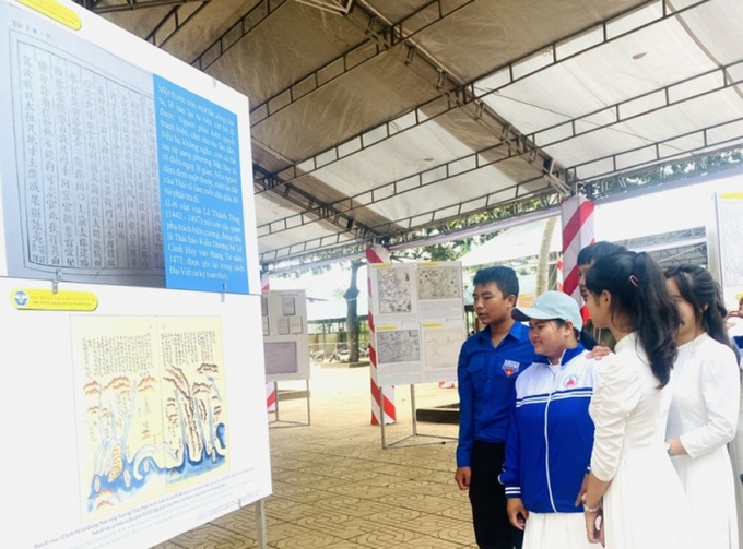 Các Em học sinh đến tham quan tại nơi trưng bày (Ảnh Báo Đắk Lắk)