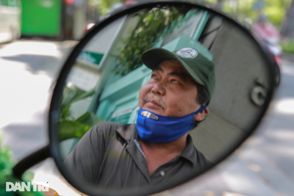 Người đàn ông vượt 100 km lên TPHCM bán bánh nuôi gia đình - 7 Người đàn ông vượt 100 km lên TPHCM bán bánh nuôi gia đình - 7