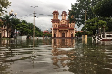 Quốc lộ 1A ngập nặng vì mưa lớn, nhiều làng mạc bị chia cắt