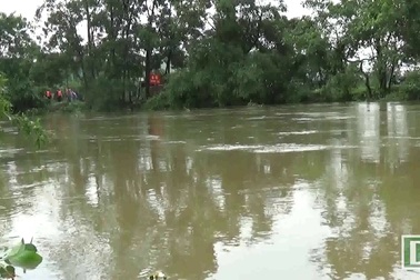 Hơn 500 người cứu đê sông Vinh có nguy cơ vỡ