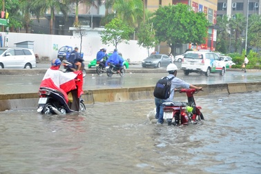 Ngập khủng khiếp ở Sài Gòn, xe chết máy la liệt