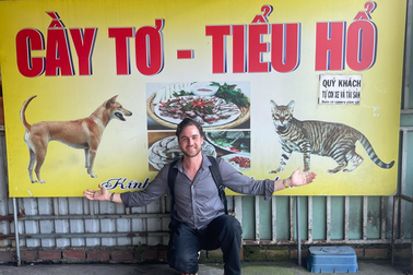 Khách Tây hiểu lầm nhà hàng yêu chó mèo "chụp ảnh chúng lên biển quảng cáo"