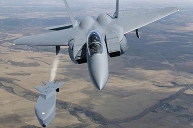 Hàn Quốc chắp cánh cho F-15K bằng tên lửa hành trình xuyên bê tông