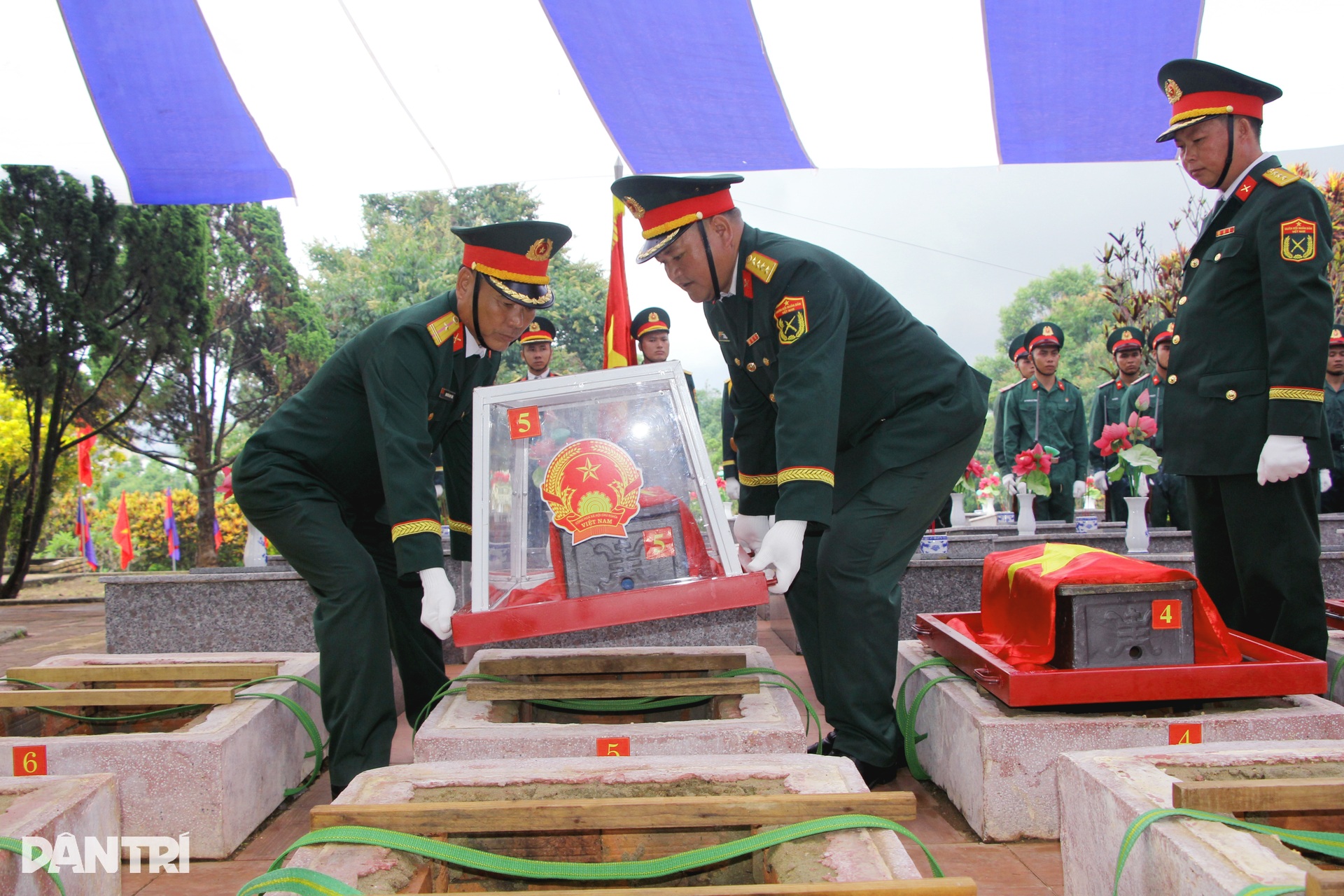 Hồi hương, an táng trọng thể 16 liệt sĩ hy sinh tại Lào và Campuchia - 8 Hồi hương, an táng trọng thể 16 liệt sĩ hy sinh tại Lào và Campuchia - 8