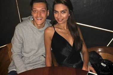 Ngoài tài năng bóng đá, Ozil còn được hâm mộ với bạn gái xinh như mộng
