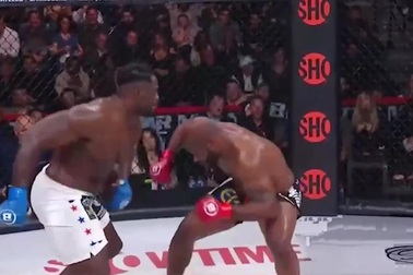 Đấm hụt đối thủ, võ sĩ nhận cái kết cực đắng