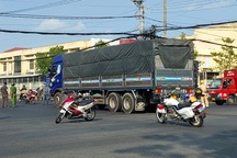 Thi thể nam giới kẹt dưới bánh xe tải