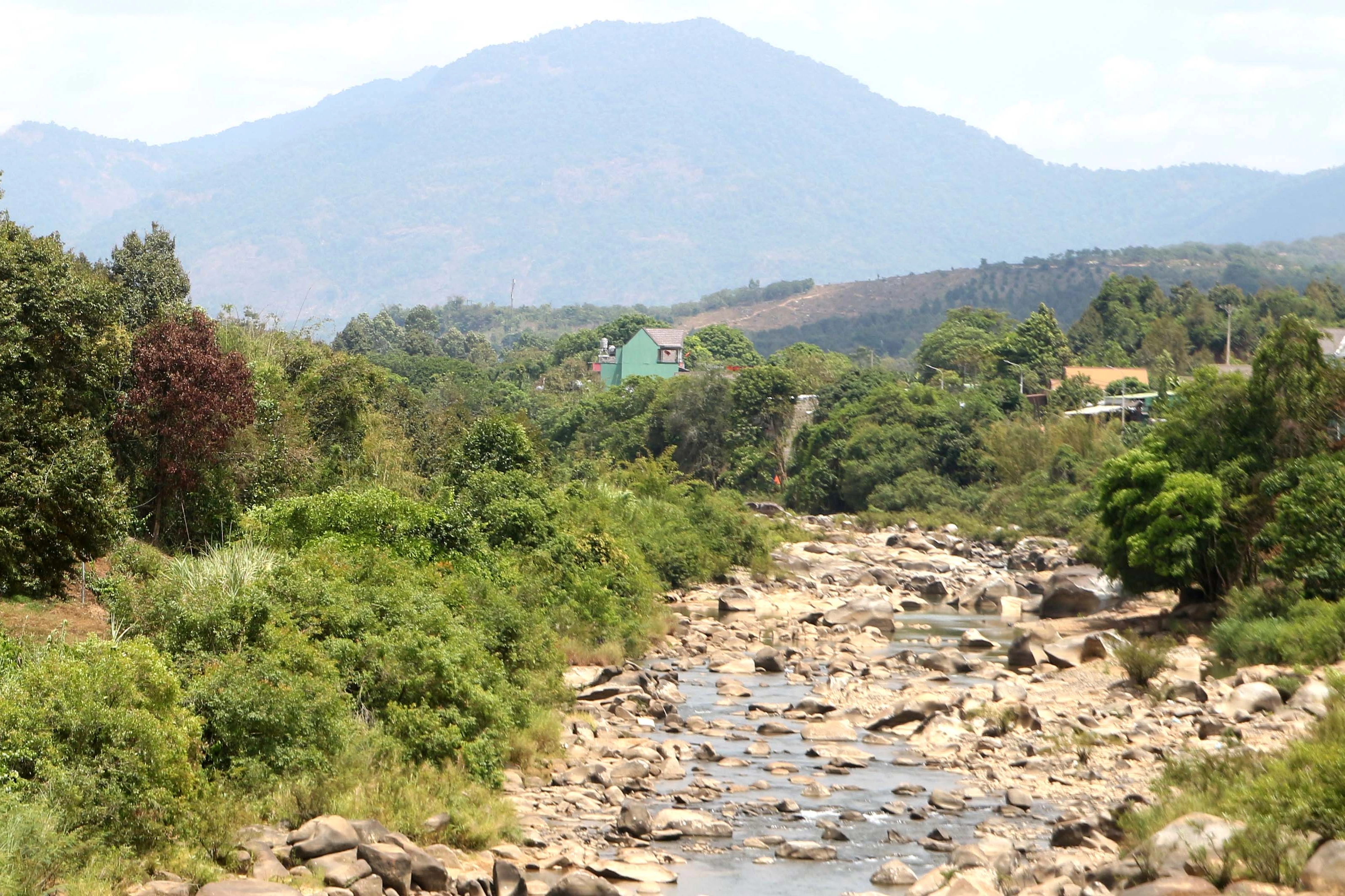 Suối Đạm Re (huyện Đạ Huoai, Lâm Đồng) rơi vào tình trạng cạn kiệt giữa mùa khô hạn (Ảnh: T.Đ.).