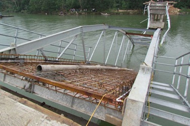 Cầu đổ sập khi chuẩn bị hoàn thiện, 7 công nhân gặp nạn
