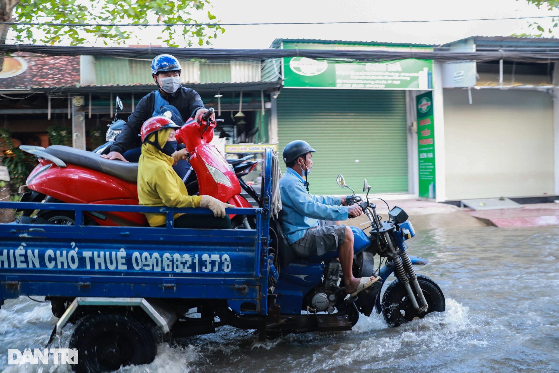 Người dân TPHCM chật vật đến nơi làm việc vì triều cường gây ngập - 8 Người dân TPHCM chật vật đến nơi làm việc vì triều cường gây ngập - 8