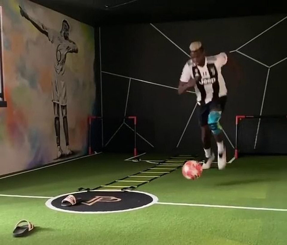 Pogba khiến cổ động viên Man Utd nổi giận vì mặc áo Juventus tập luyện - 2 Pogba khiến cổ động viên Man Utd nổi giận vì mặc áo Juventus tập luyện - 2